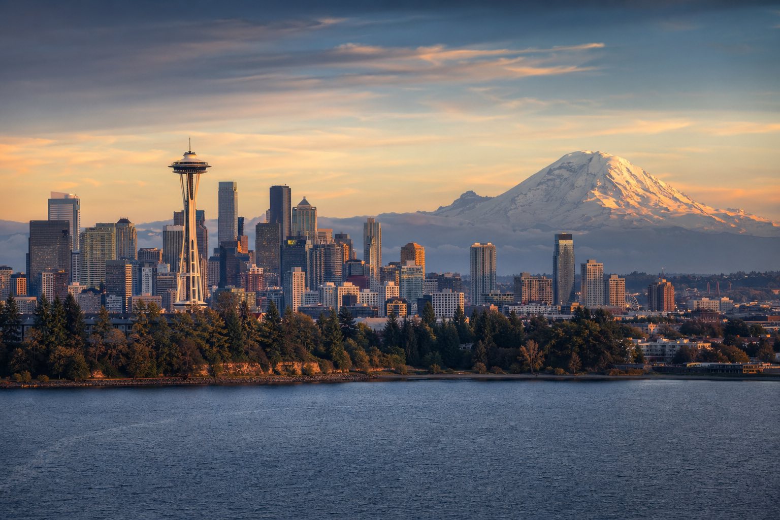 Modern photograph of the Seattle skyline with Mount Rainier at golden hour representing Nation Movers' Washington service area